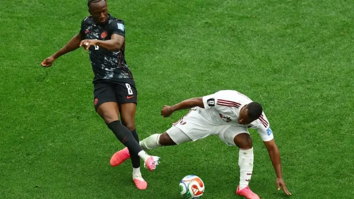 الكشف عن العقوبة القاسية التي أقرها الفيفا بحق لاعب المنتخب القطري بعد تسببه في كسر ساق نظيره الكندي